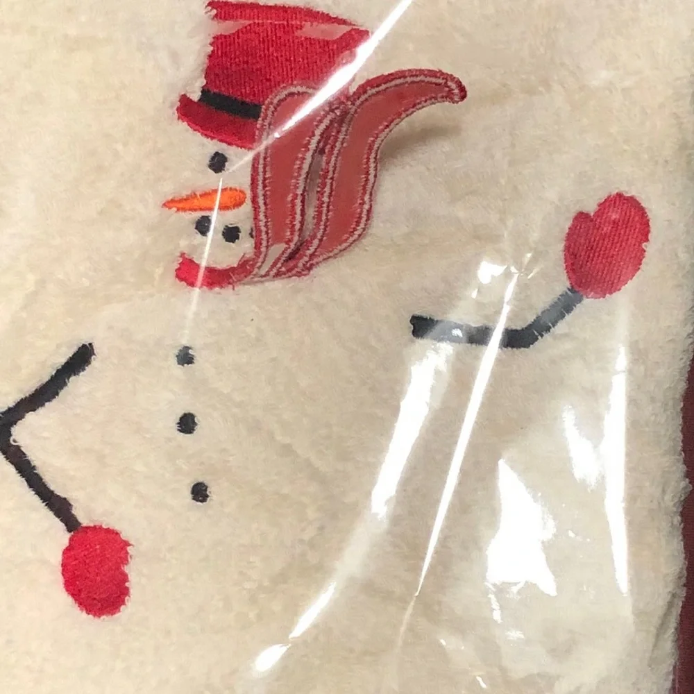 Santens MACY’S HOME “INVISIBLE SNOWMAN”  Red/Green cotton Bath Towel